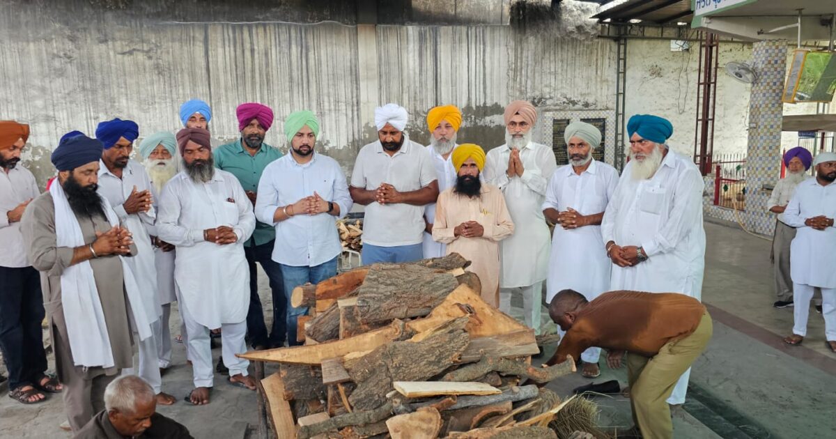 ਸਟੇਟ ਅਵਾਰਡੀ ਮਾਸਟਰ ਅਮਰਜੀਤ ਸਿੰਘ ਸੰਧੂ ਦਾ ਦੇਹਾਂਤ ਸੈਂਕੜਿਆਂ ਦੀ ਗਿਣਤੀ ਵਿੱਚ ਪੁੱਜੀਆਂ ਸ਼ਖ਼ਸੀਅਤਾਂ ਨੇ ਦਿੱਤੀ ਅੰਤਿਮ ਵਿਦਾਈ, ਪਰਿਵਾਰ ਨਾਲ ਕੀਤਾ ਦੁੱਖ ਸਾਂਝਾ
