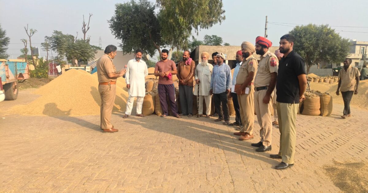 ਡੀ.ਐੱਸ.ਪੀ. ਮਨਮੋਹਨ ਸ਼ਰਨਾ ਵੱਲੋਂ ਪਿੰਡ ਰੌਲੀ ਦੀ ਅਨਾਜ ਮੰਡੀ ਅਤੇ ਖੇਤਾਂ ਵਿੱਚ ਪਹੁੰਚ ਕੇ ਕਿਸਾਨਾਂ ਨੂੰ ਪਰਾਲੀ ਨਾ ਸਾੜਨ ਲਈ ਕੀਤਾ ਜਾਗਰੂਕ