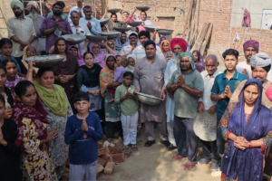 ਖੋਸਾ ਪਾਂਡੋ ’ਚ ਵਿਧਵਾ ਵੀਰਪਾਲ ਕੌਰ ਲਈ ਮਦਦਗਾਰ ਬਣਿਆ ਸੰਤ ਰਾਮਪਾਲ ਜੀ ਦਾ ਟਰੱਸਟ, 10 ਲੱਖ ਰੁਪਏ ਤੋਂ ਵੱਧ ਦੀ ਲਾਗਤ ਨਾਲ ਬਣੇਗਾ ਨਵਾਂ ਮਕਾਨ